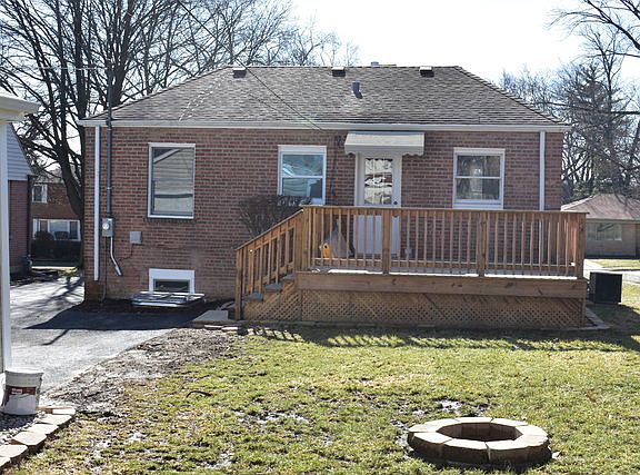 2nd image of 124 E Adams St
