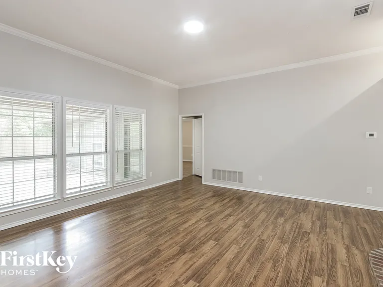 542 Renee Ln — Photo 3