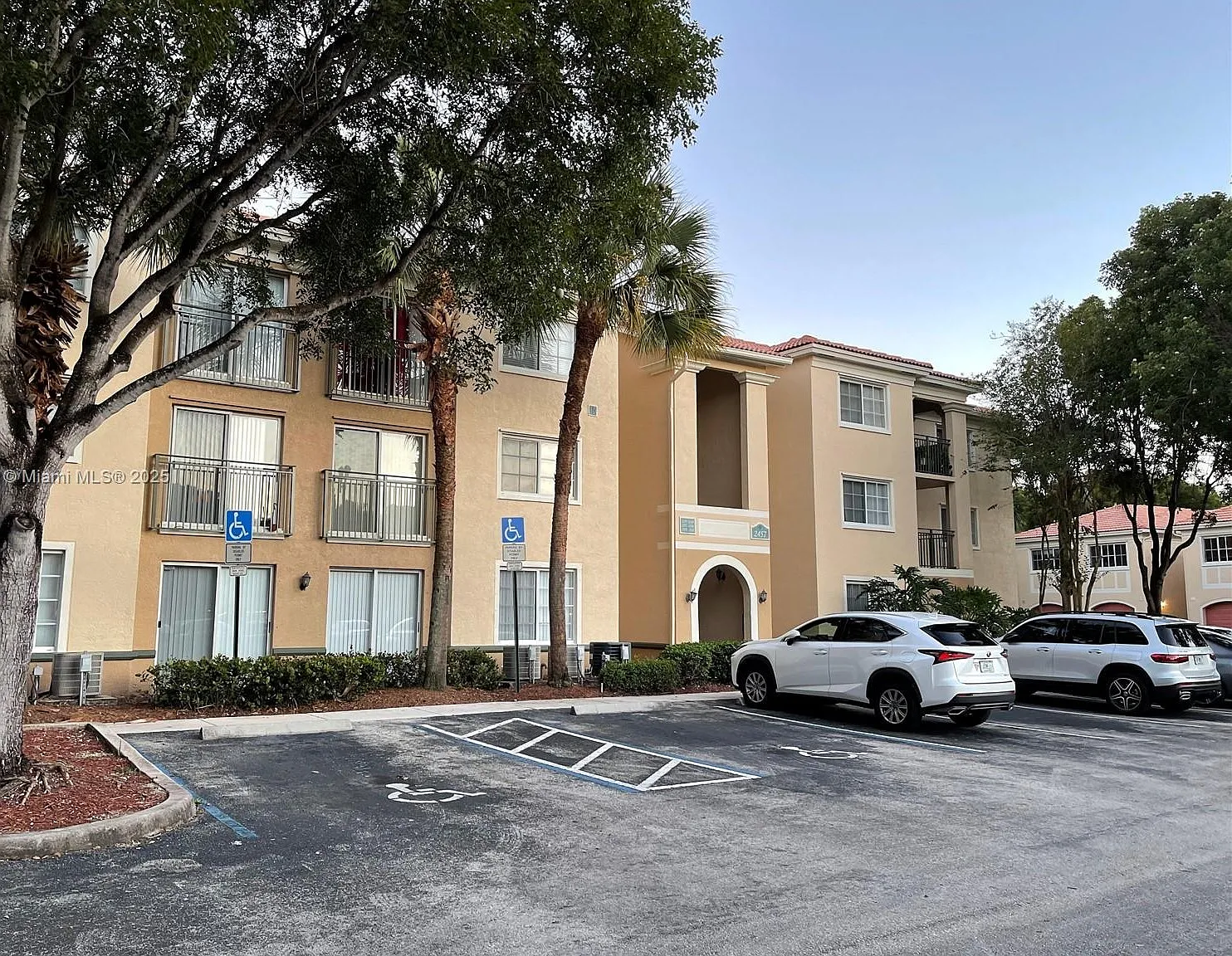 2 bed, 1072 sqft, $2,300 — Photo 1