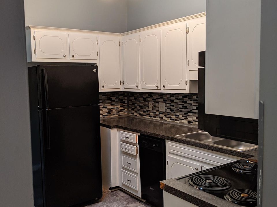 1st image of 208 Thunderbird Cir APT B