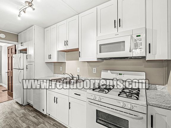 2nd image of 5881 Rosslyn Ave