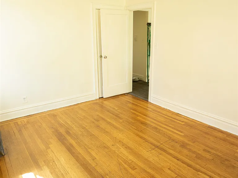 573 Avenue E — Photo 4