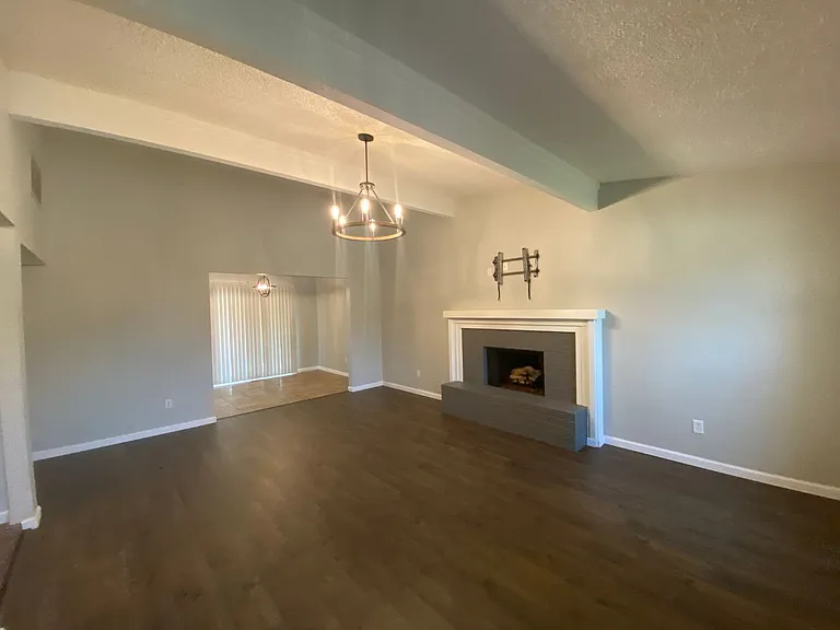 2433 Shady Tree Ln — Photo 3