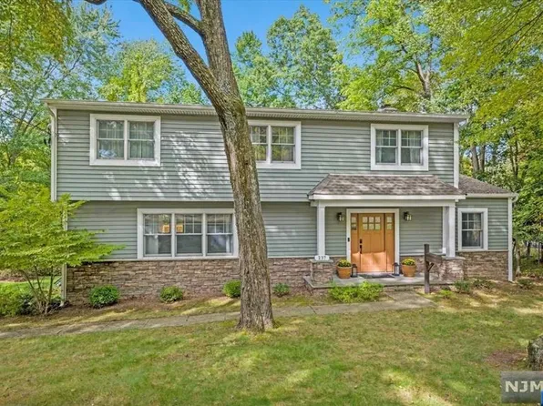 237 W Oak St, Ramsey, NJ 07446