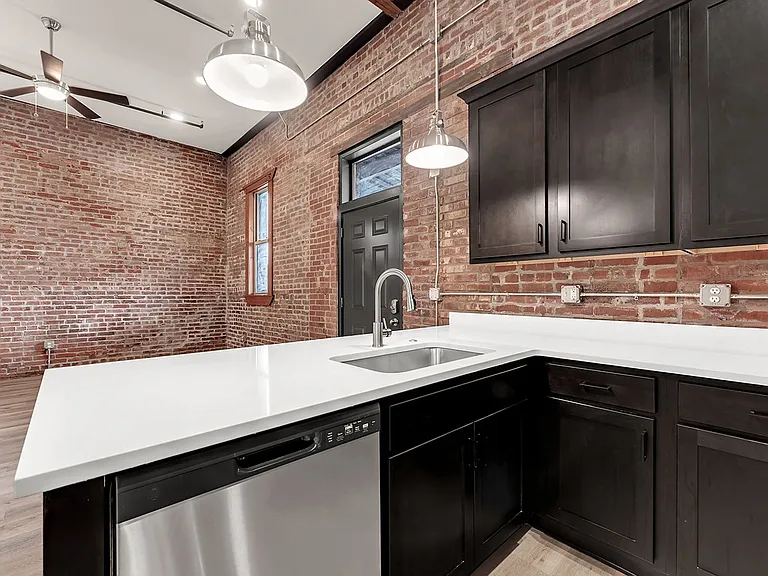 235 N Market Ave — Photo 12