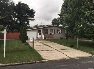 6 Michelle Ln, Brentwood, NY 11717