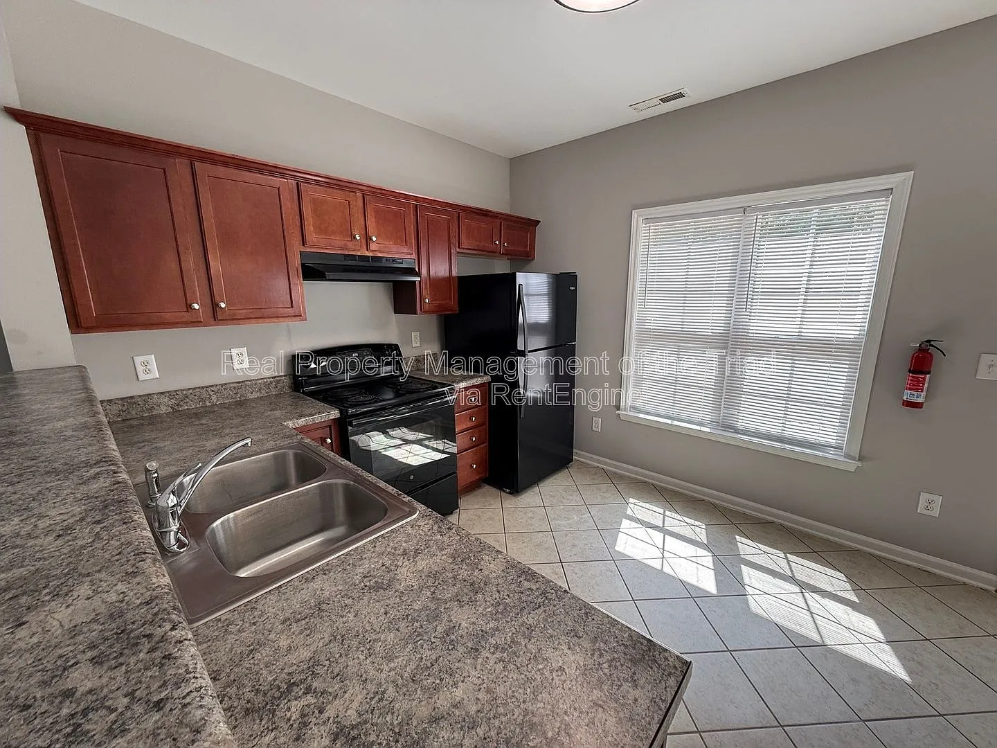 3 bed, 3.0 bath, 1520 sqft, $1,850 — Photo 3