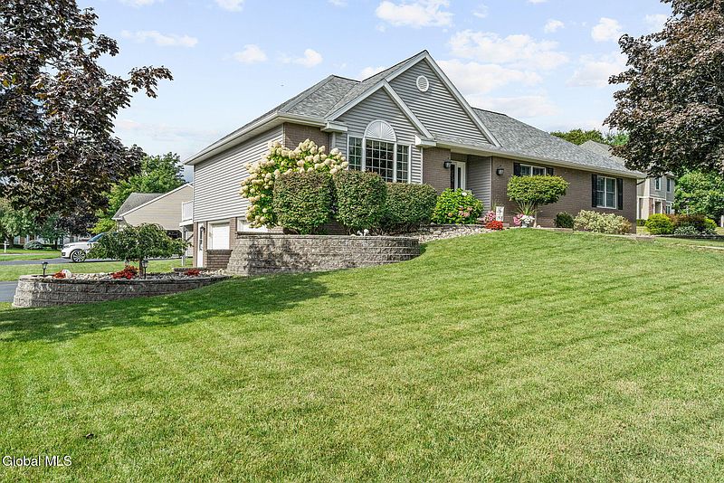 4th image of 2 Van Tassel Court
