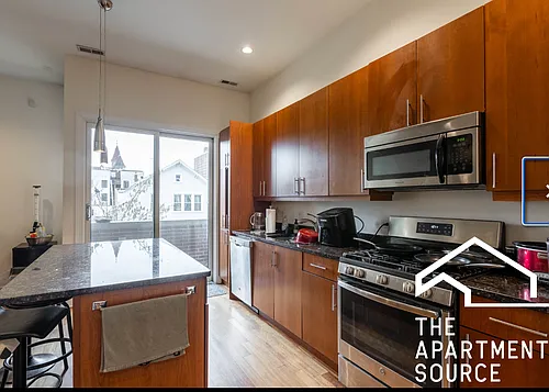 1350 W Augusta Blvd #201 Photo 1