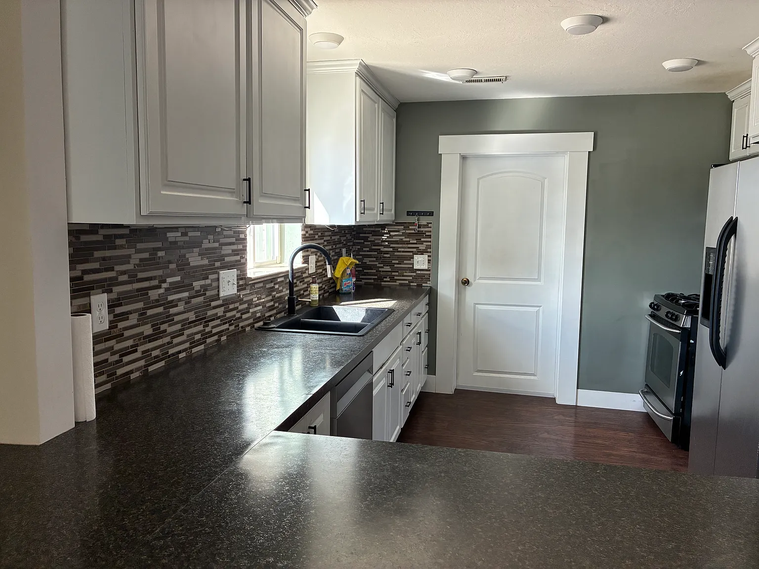 3 bed, 1971 sqft, $2,600 — Photo 3