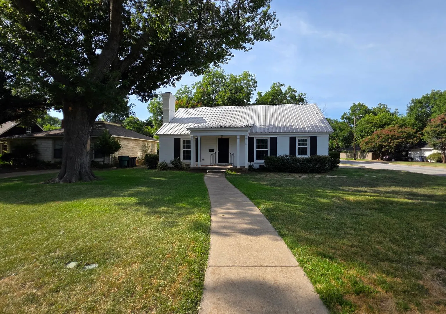 4 Bedroom/3 Bathroom House For Lease--Two Blocks from TCU Campus! — Photo 1
