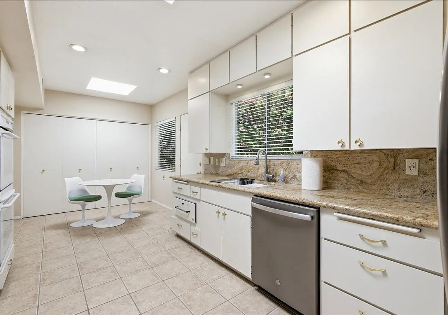 Retro/70's Spacious Condo! — Photo 2