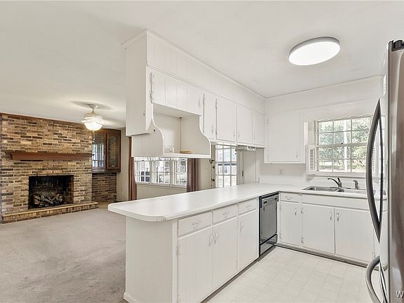 3rd image of 3809 Blackberry Ln
