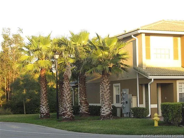 Building Photo - 1571 SE Hampshire Way #104