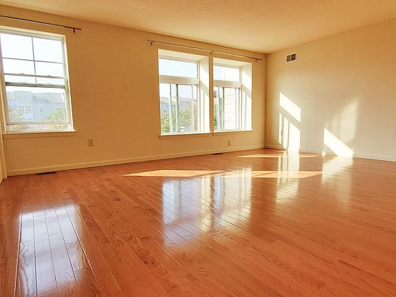 5th image of 164 Commodore Cir E #1