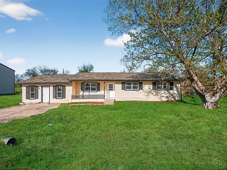 2020 Midlake Ln — Photo 1