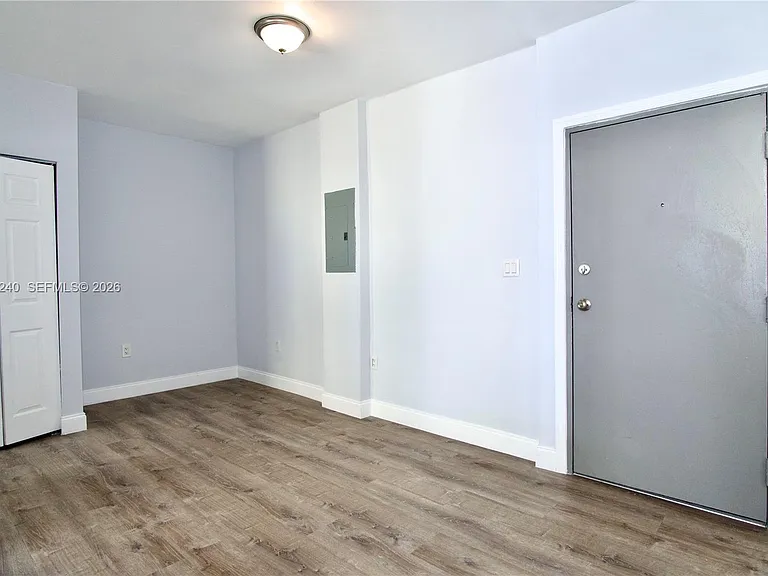 1142 SW 4th St #17 — Photo 4