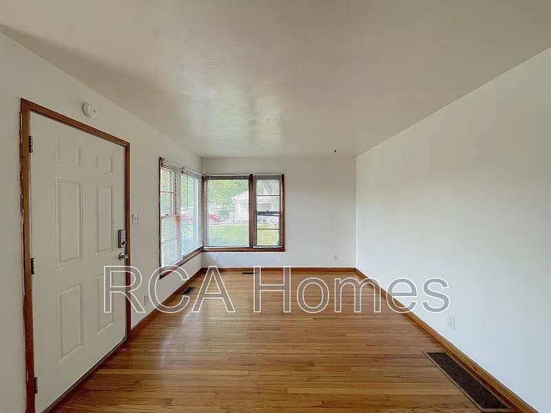 2 bed, 1.0 bath, $1,100 — Photo 2