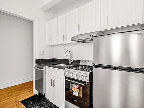 5th image of 140 Waverly Pl APT 4A