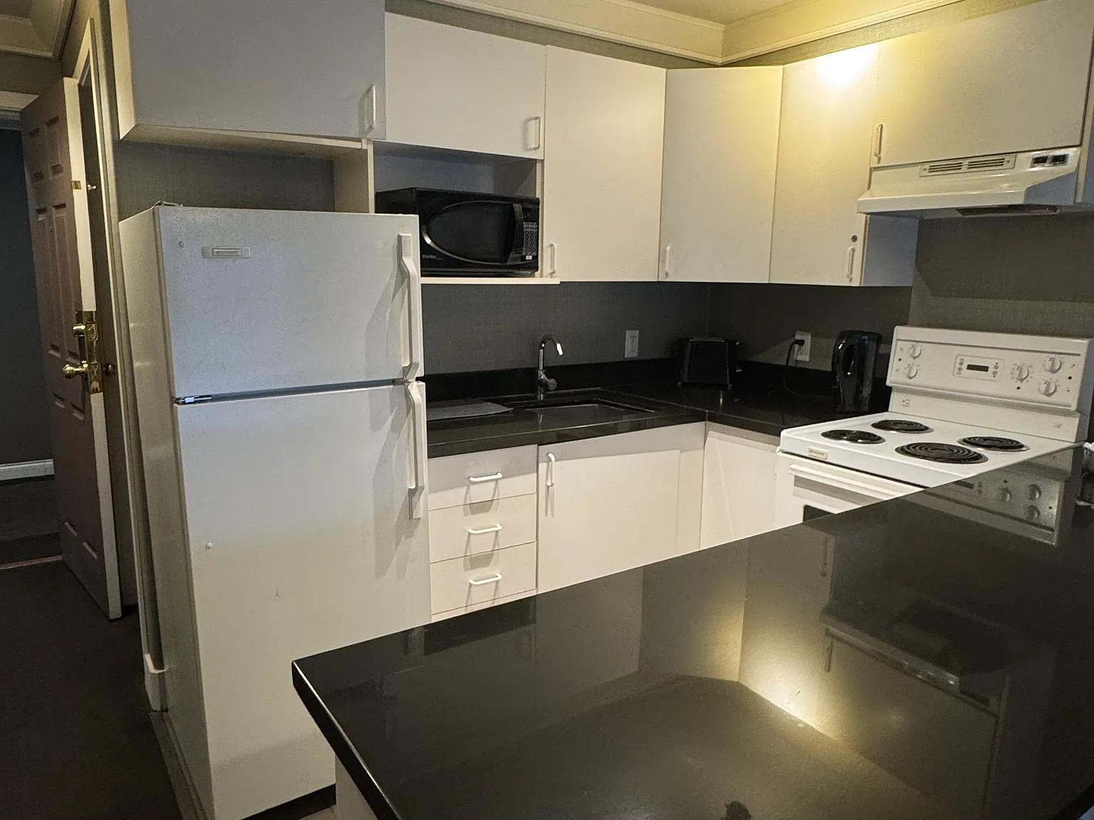 Vernon Apartments — Photo 1
