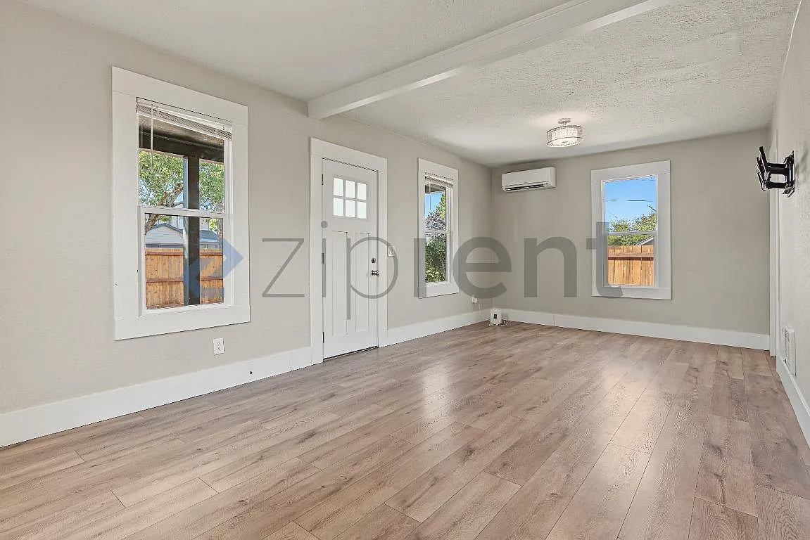 3 bed, 1390 sqft, $2,350 — Photo 2