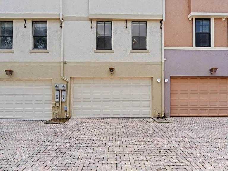 687 Hibiscus St — Photo 30