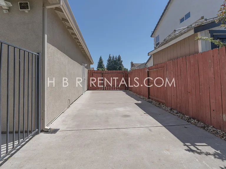 1825 Saint Moritz Ct — Photo 36