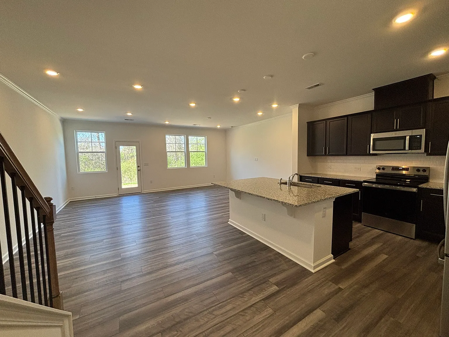 3 bed, 2.5 bath, 1800 sqft, $1,800 — Photo 4