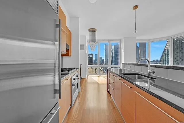 10 West End Avenue — Photo 4