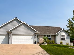 3170 Olde Hickory Trl, Green Bay, WI 54313