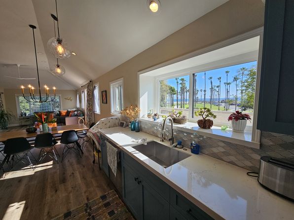 686 Island View Ct