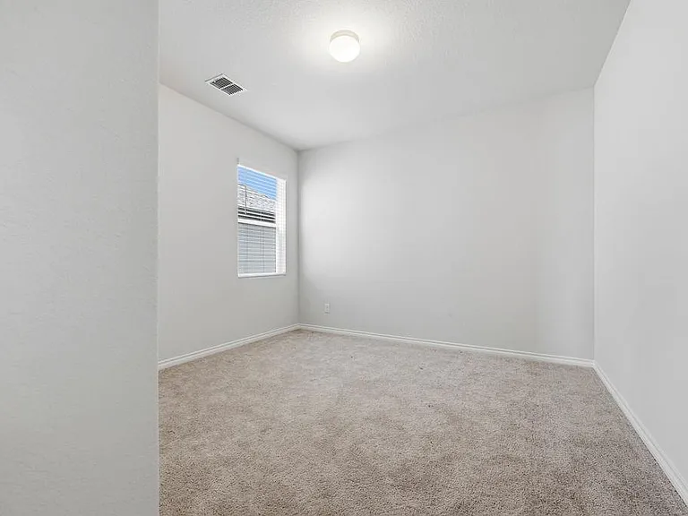 245 Leeland Dr — Photo 22