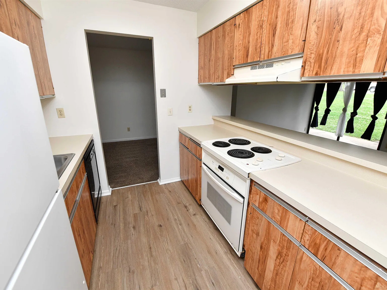 3 bed, 1.0 bath, 1200 sqft, $1,250 — Photo 4