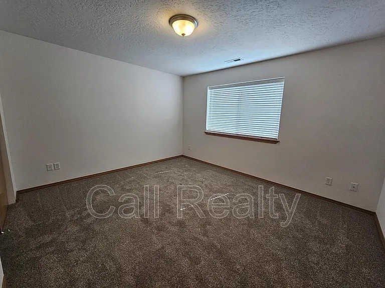 826 N Fox Ridge Rd — Photo 7