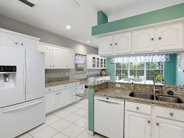 381 Worthington St — Photo 4