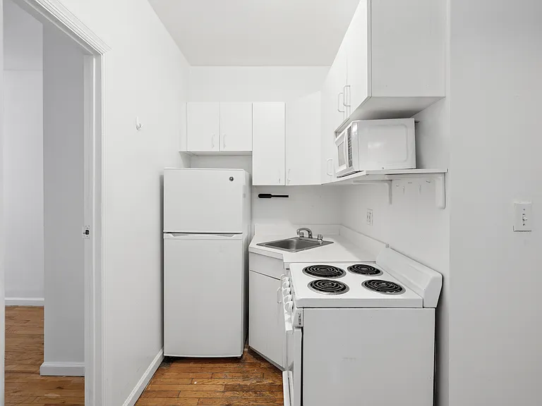 320 E 49th St #35 — Photo 3