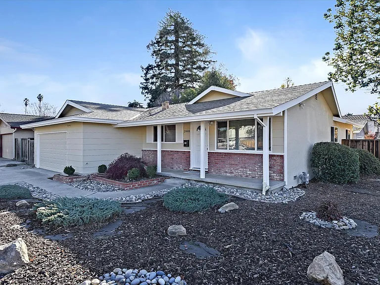 2448 Whitethorne Dr — Photo 2