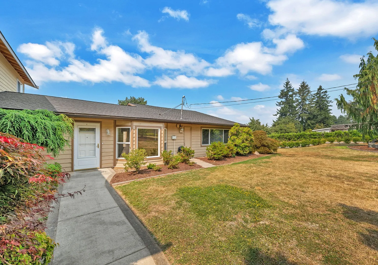 Comfortable 3BR/2BA Home in Kent Fenced Backyard & Deck — Photo 1