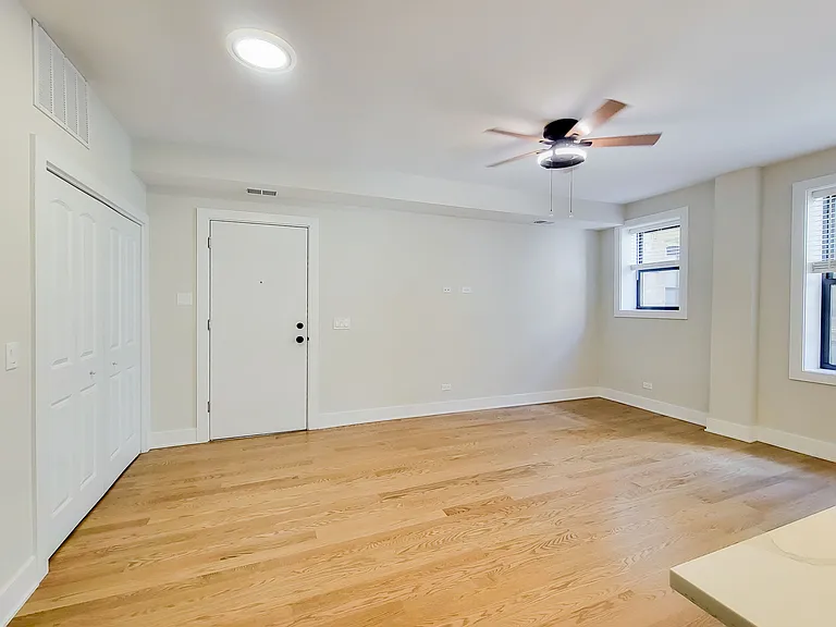2032.5 W Montrose Ave #2B — Photo 8