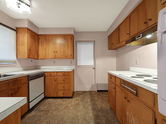 3rd image of 526 Archie St