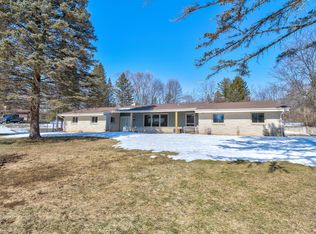 20000 W Pinecrest Ln, New Berlin, WI 53146