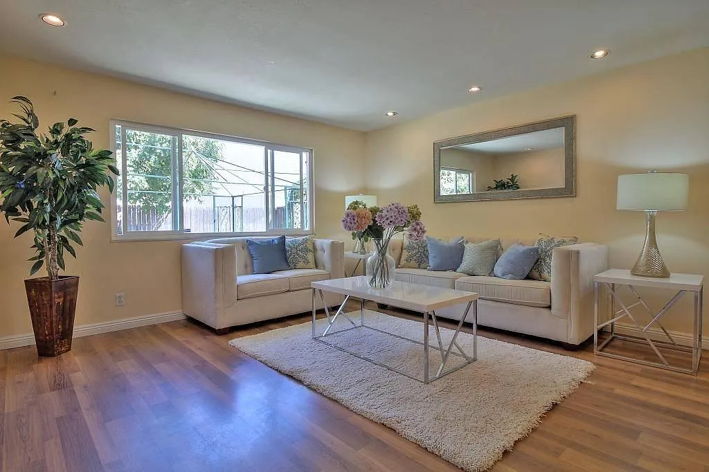 3 bed, 1300 sqft, $3,985 — Photo 3