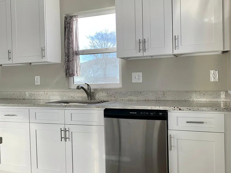 140 S Bryant St — Photo 11