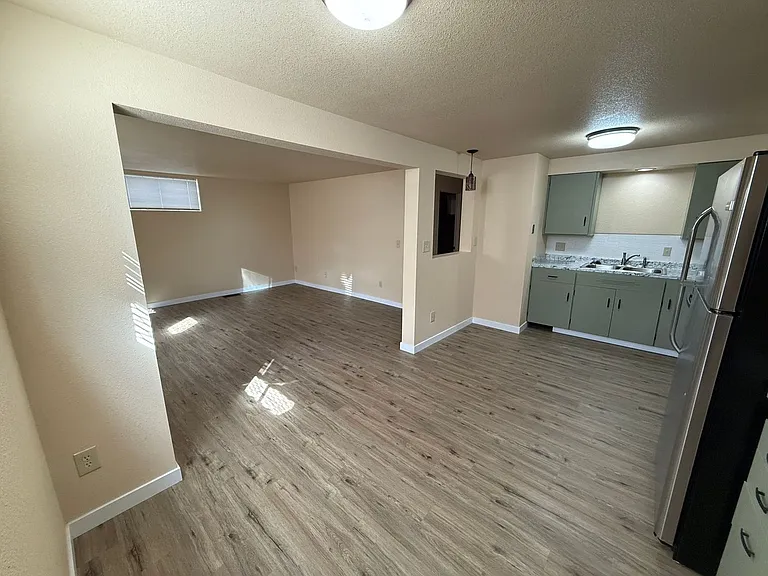 402 6th Ave — Photo 3