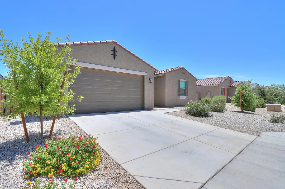Photo 2 of 35 - 264 S San Gregorio Ln - Casa Grande, AZ Building Photo - 264 S San Gregorio Ln