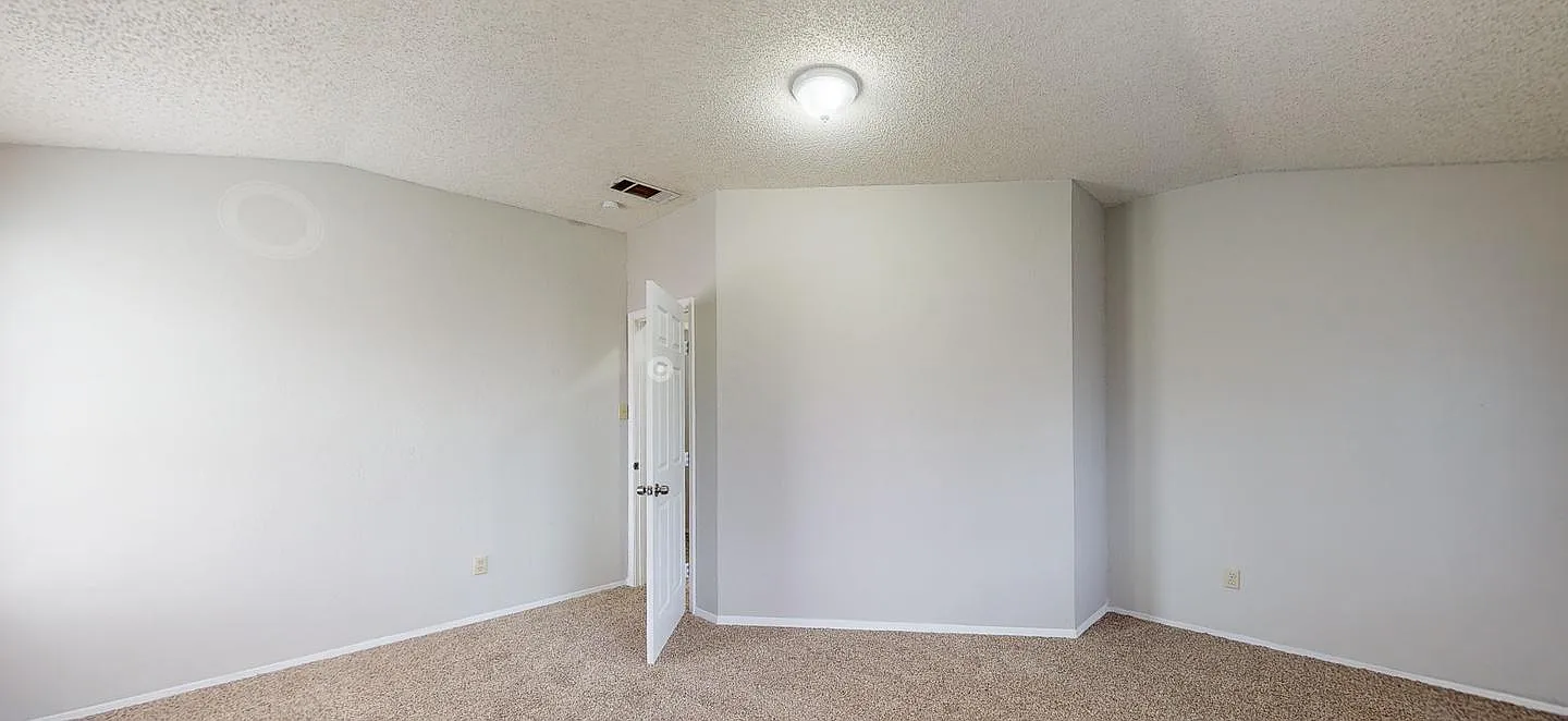 Beautifully Maintained Home in a Fantastic Location! — Photo 4
