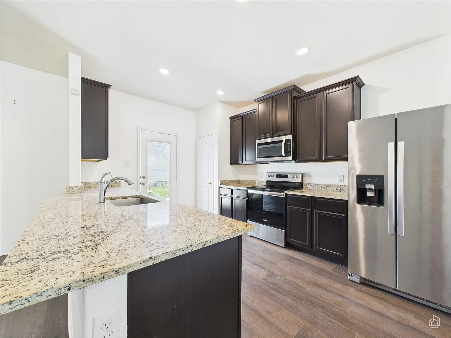 3 bed, 2.5 bath, 1426 sqft, $1,895 — Photo 2
