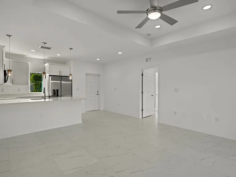 748 Foxtail St E — Photo 5