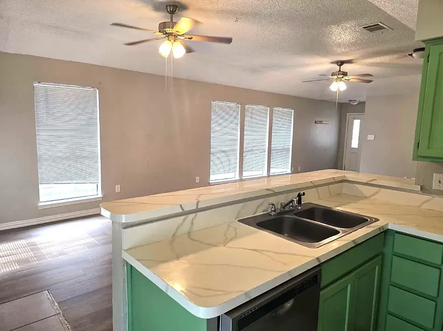 3 bed, 1261 sqft, $1,800 — Photo 4