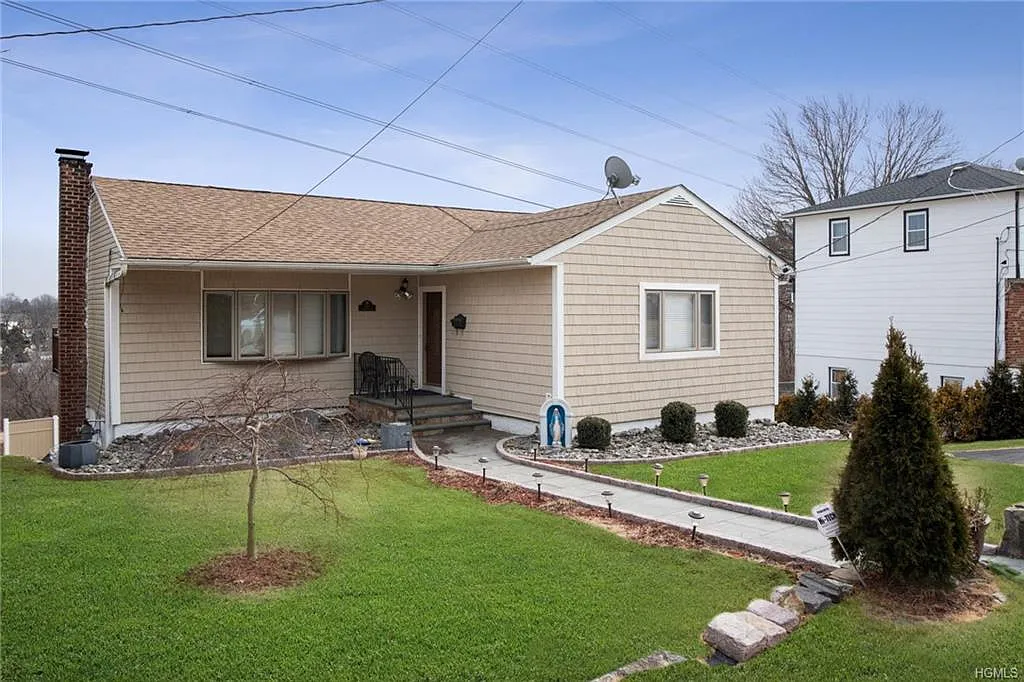 133 Roundhill Dr photo 1